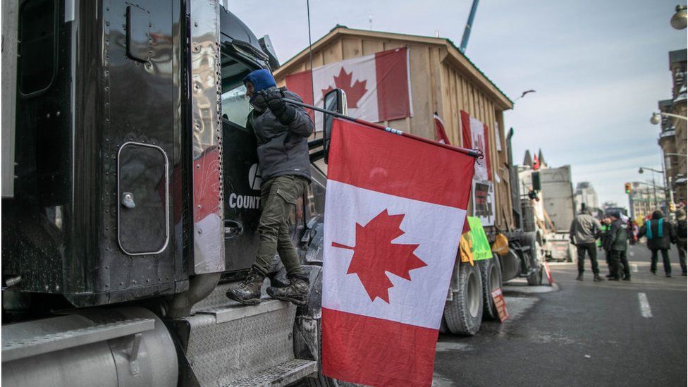 Freedom Convoy: GoFundMe pauses contributions to Canada truckers