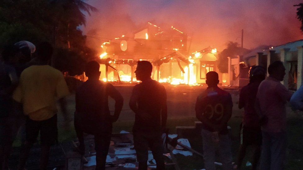 Sri Lanka: Militants torch leaders' homes in night of agitation