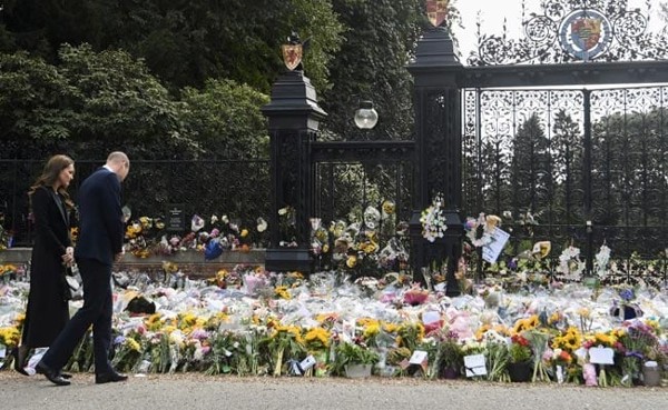 Queen Elizabeth's Cousin Fainted As Coffin Arrived At Westminster: Report