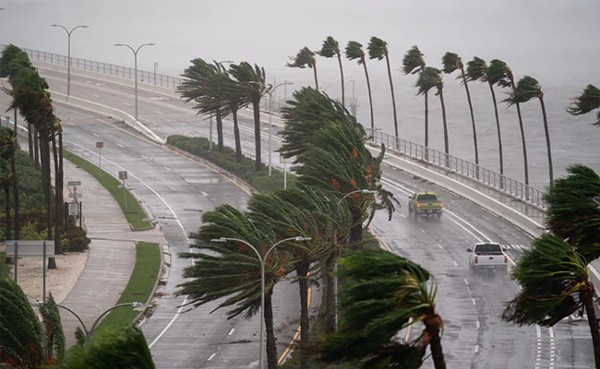 "Extremely Dangerous" Hurricane Ian Hits Florida, Houses Swept Away