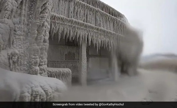"Like A Scene Out Of Frozen": Winter Snow Covers Cars And Houses In US