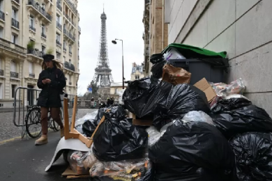 French bin strike: Paris holds its nose as waste piles up
