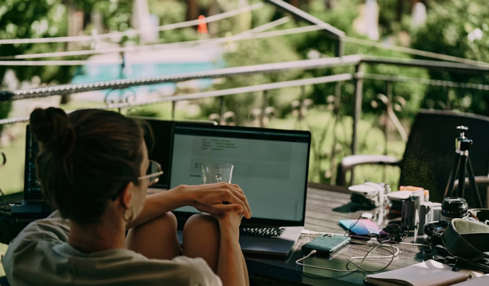 5 Smart Ways to Set Holiday Work Boundaries With Your Boss