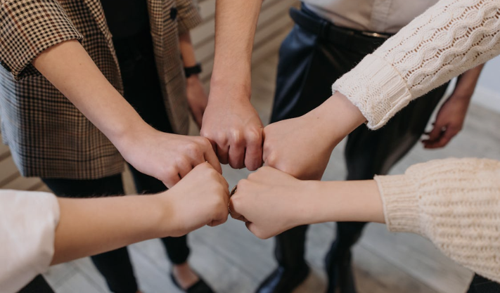 Owned vs Social Media: 10 Ways to Build Strong Customer Communities